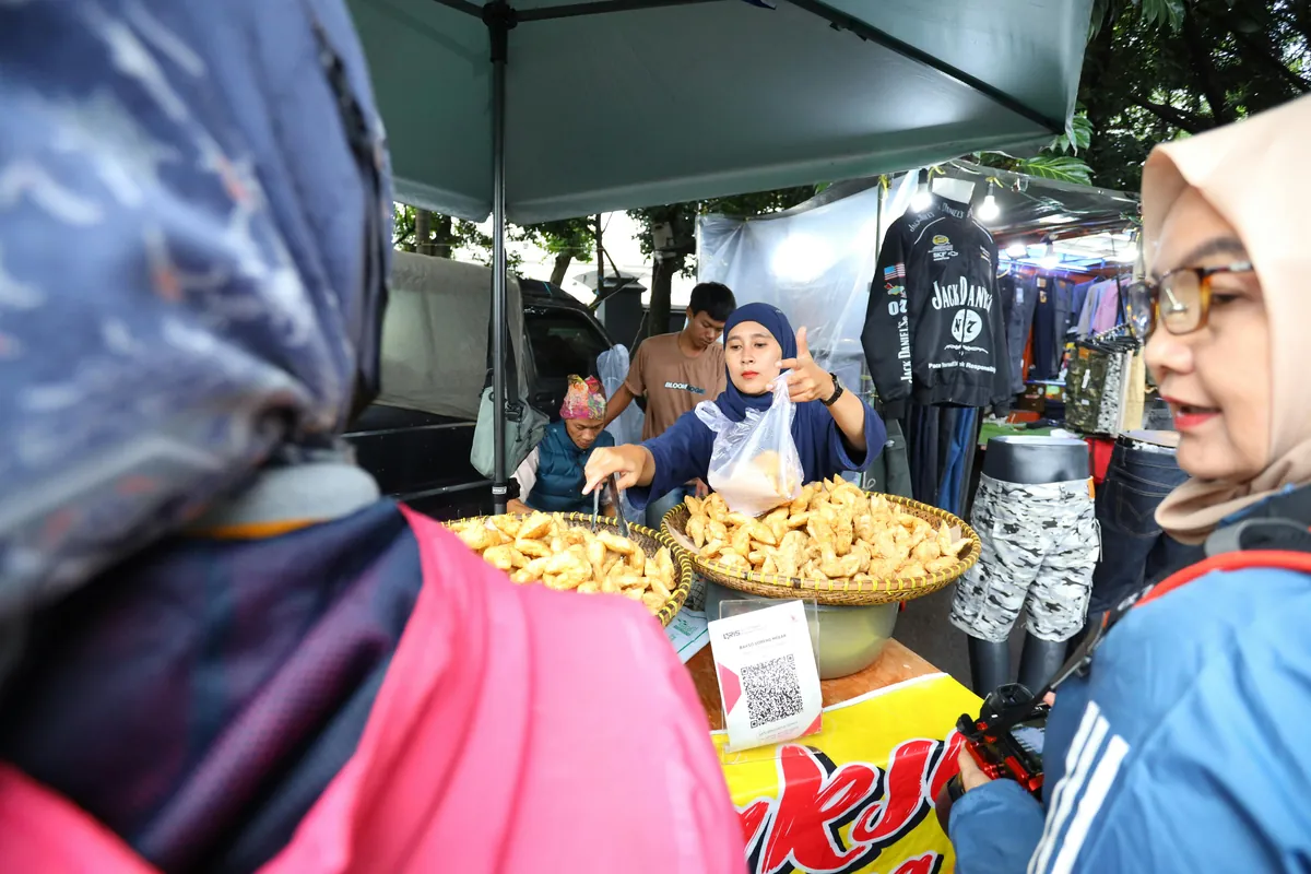 Kemeja Hitam dan Celana Cream: Kombinasi Stylish untuk